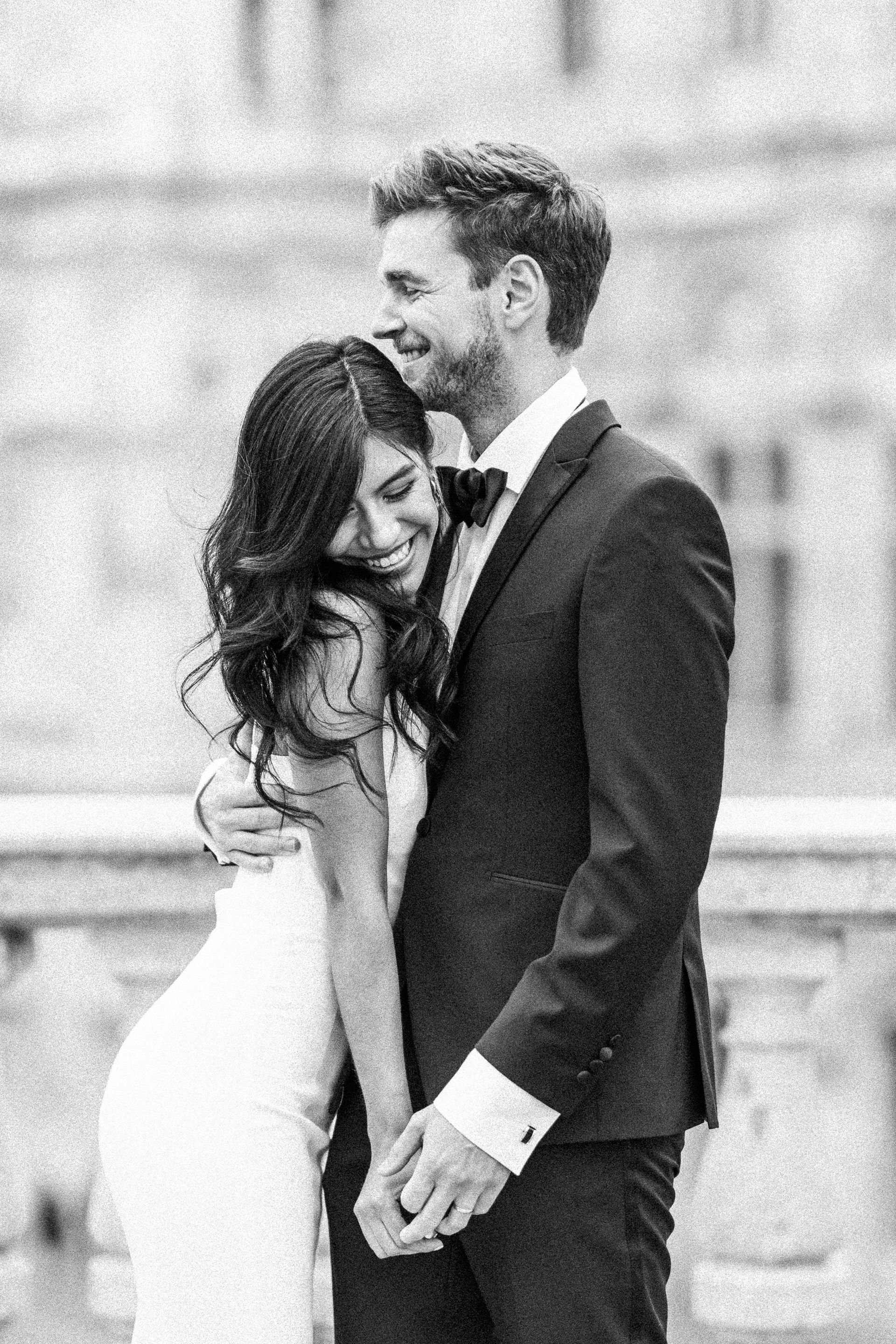 Hochzeitsfotograf Wien: Emotionales Brautpaarfoto auf der Albertinaterrasse in Schwarz-Weiß.