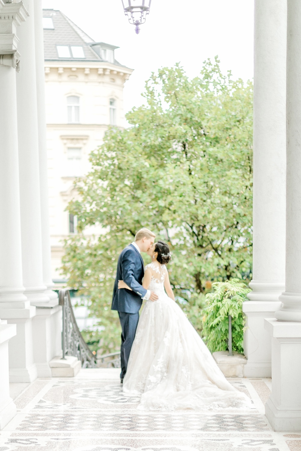 Hochzeitsfotograf Wien: Inniges Brautpaarfoto auf der Terrasse vom Palais Coburg
