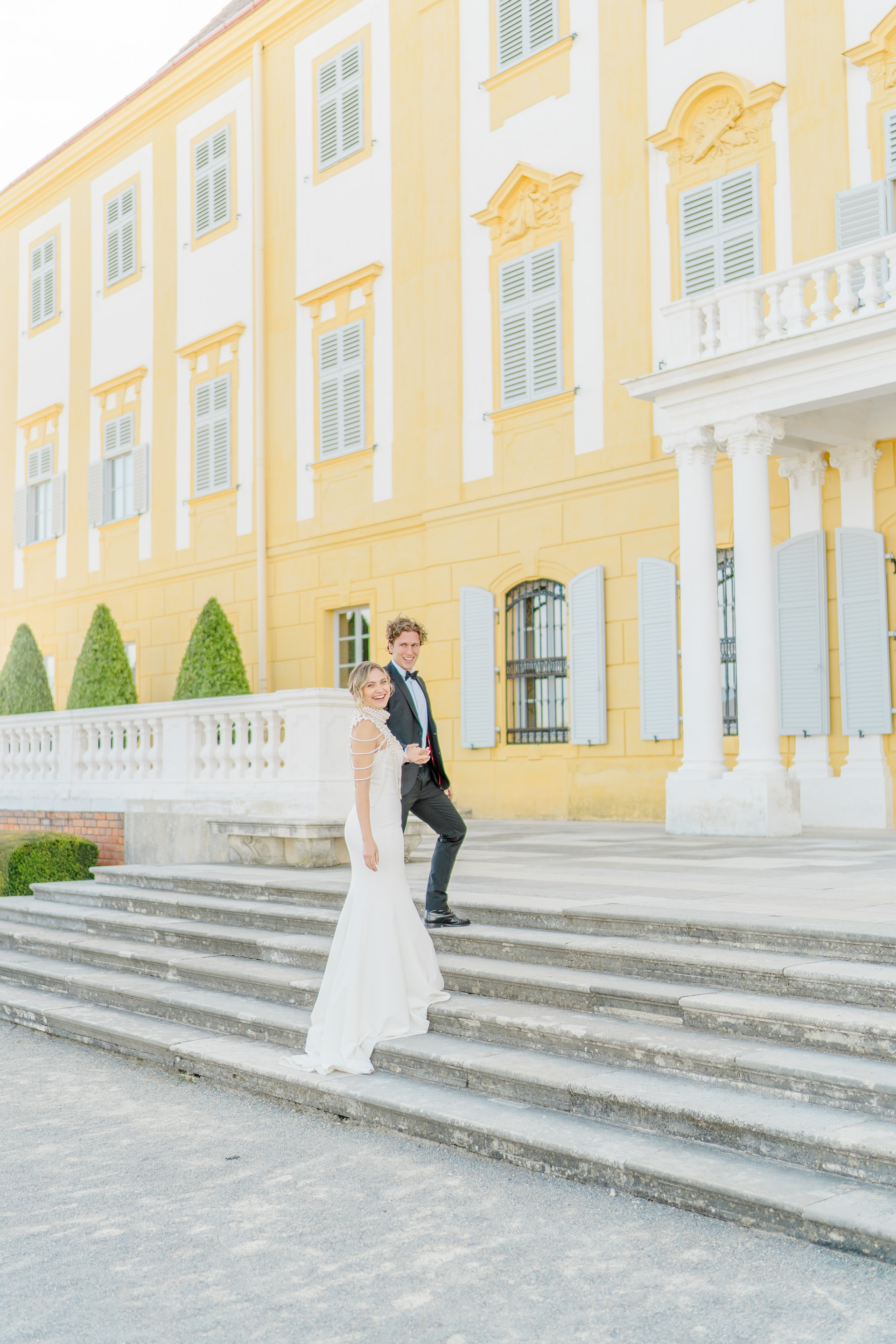 Hochzeitsfotograf Wien: Brautpaar beim Shooting vor Schloss Hof