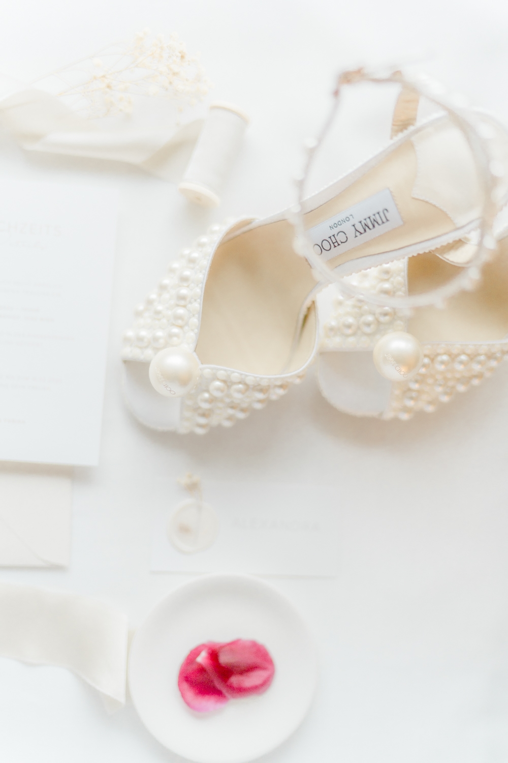 Hochzeitsfotograf Wien: Helles Flatlay mit eleganten Brautschuhen