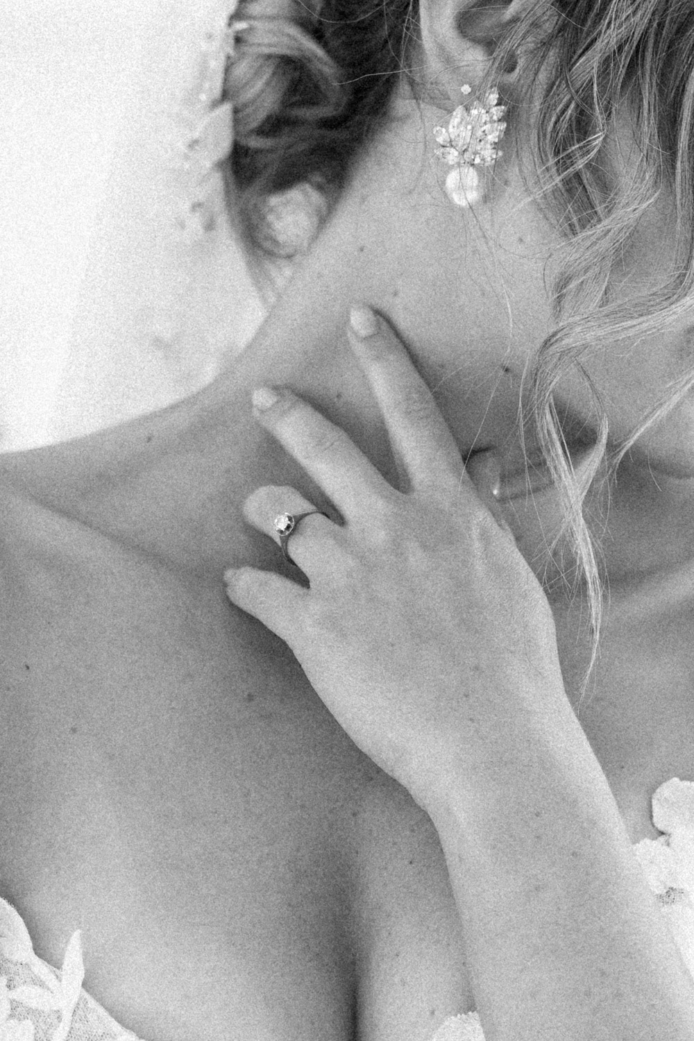 Hochzeitsfotograf Wien: Ästhetisches Detail eines Brautportraits mit Ring und Ohrringen in Schwarz-Weiß