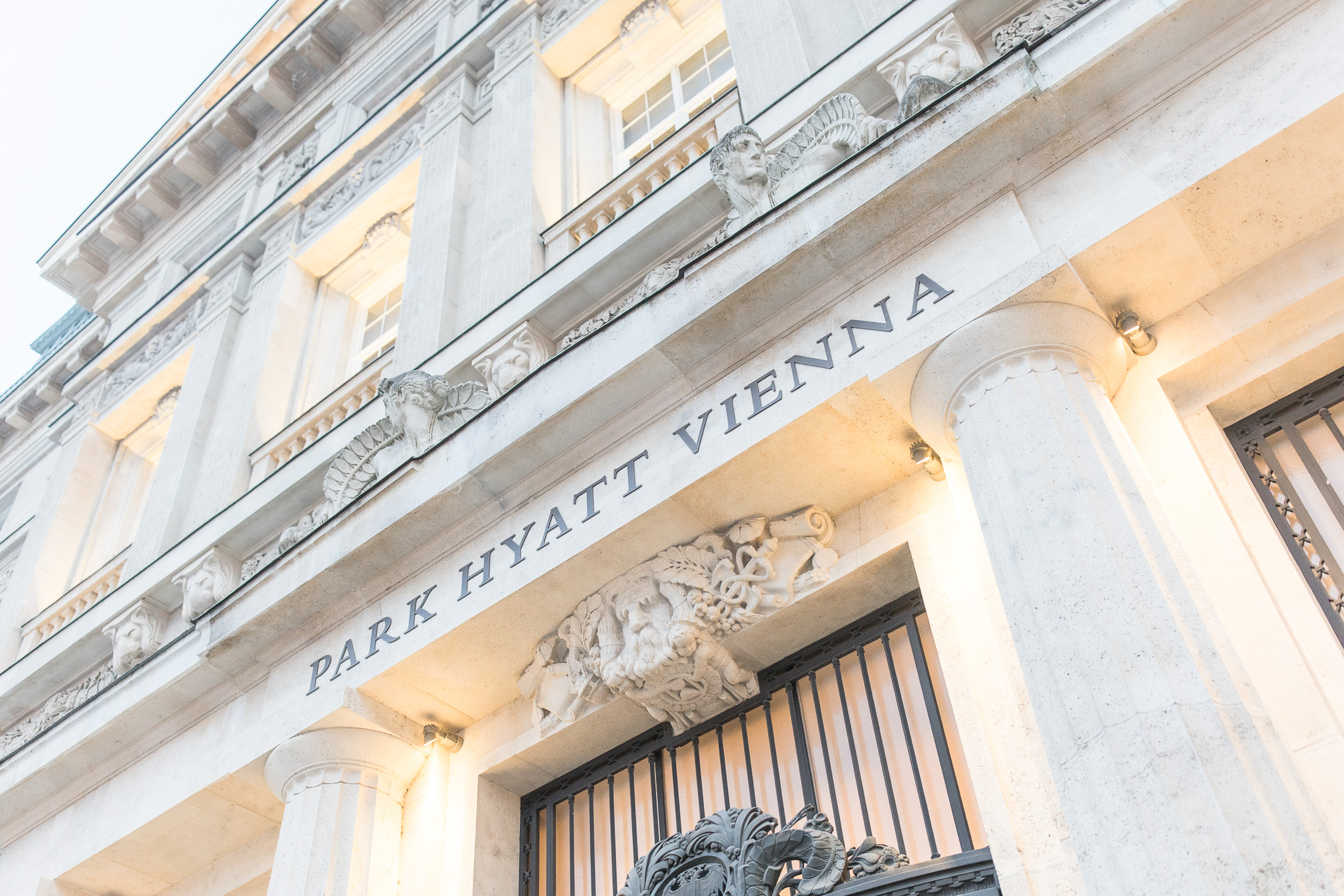 Hochzeitsfotograf Wien: Detail der beleuchteten Fassade des Park Hyatt Hotels.