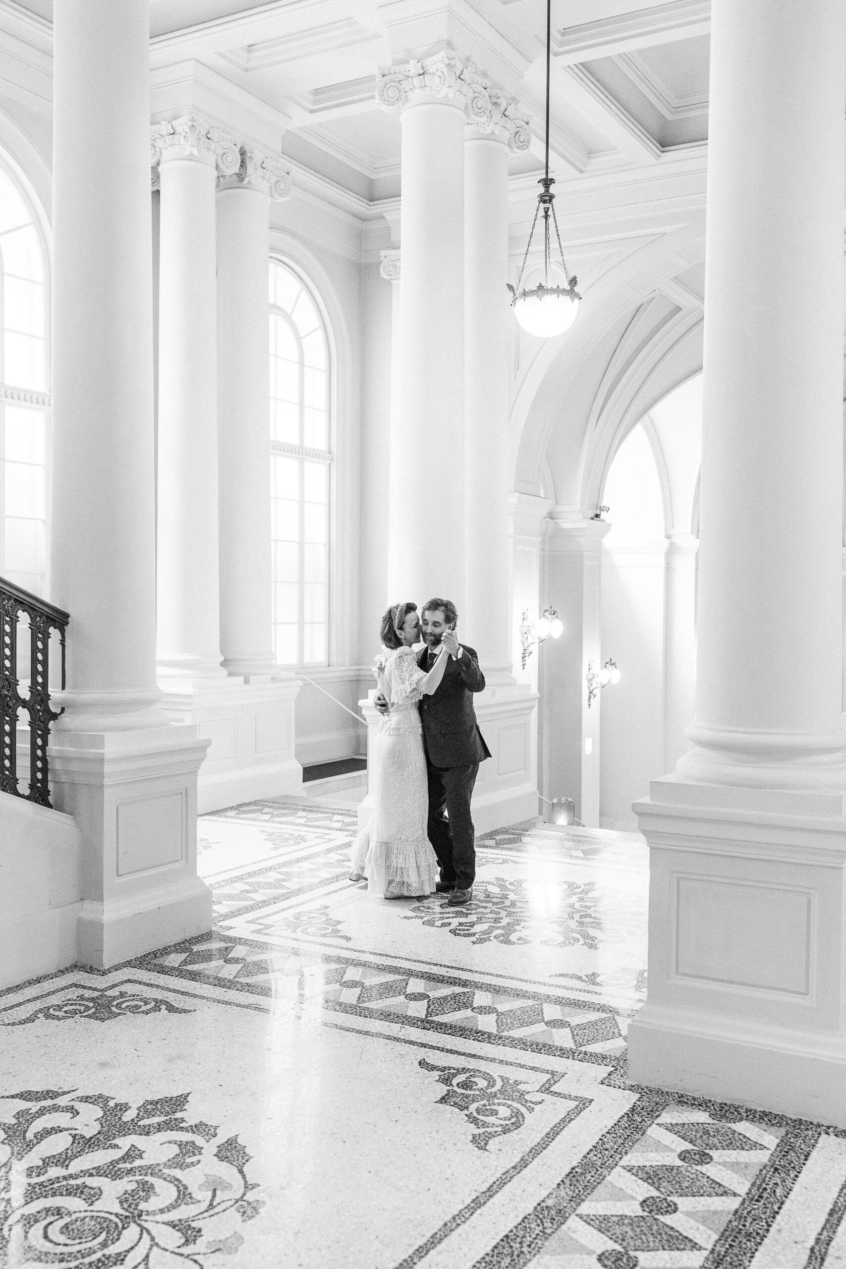 Hochzeitsfotograf Wien: Ein tanzendes Brautpaar im luxuriösen Stiegenhaus im Palais Coburg.