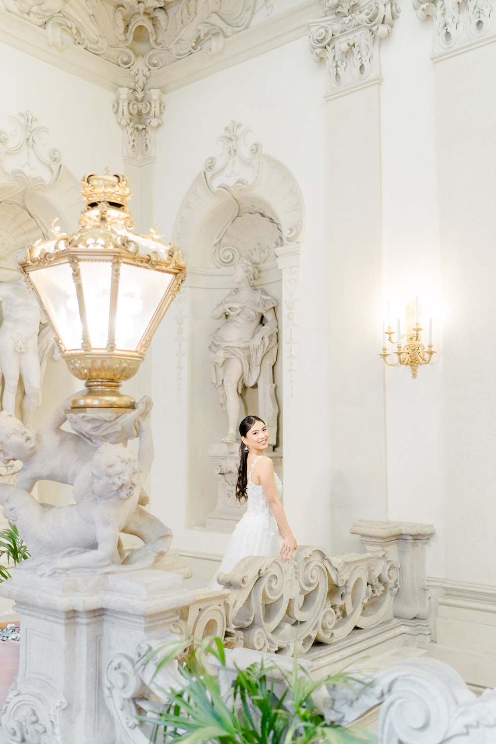 Hochzeitsfotograf Wien: Brautportrait im Palais Kinsky im Fine Art Stil.