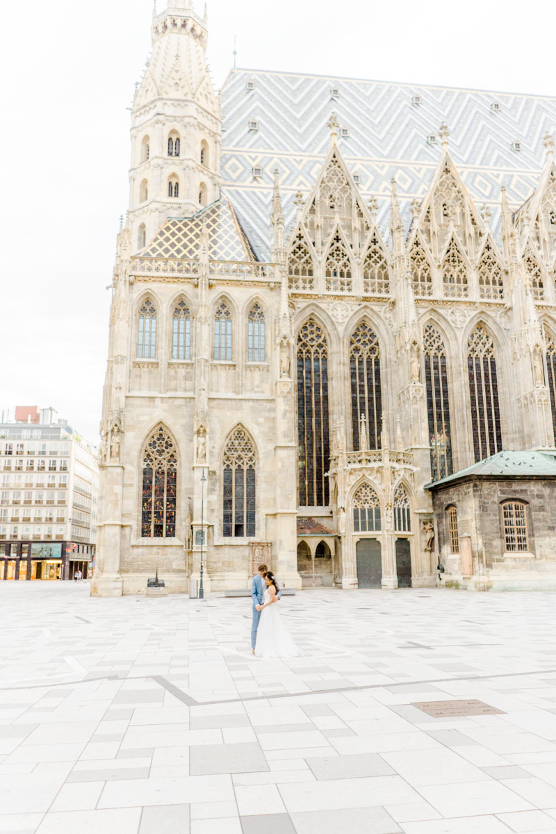 Hochzeitsfotograf Wien: ein Brautpaar steht vor dem Stephansdom.