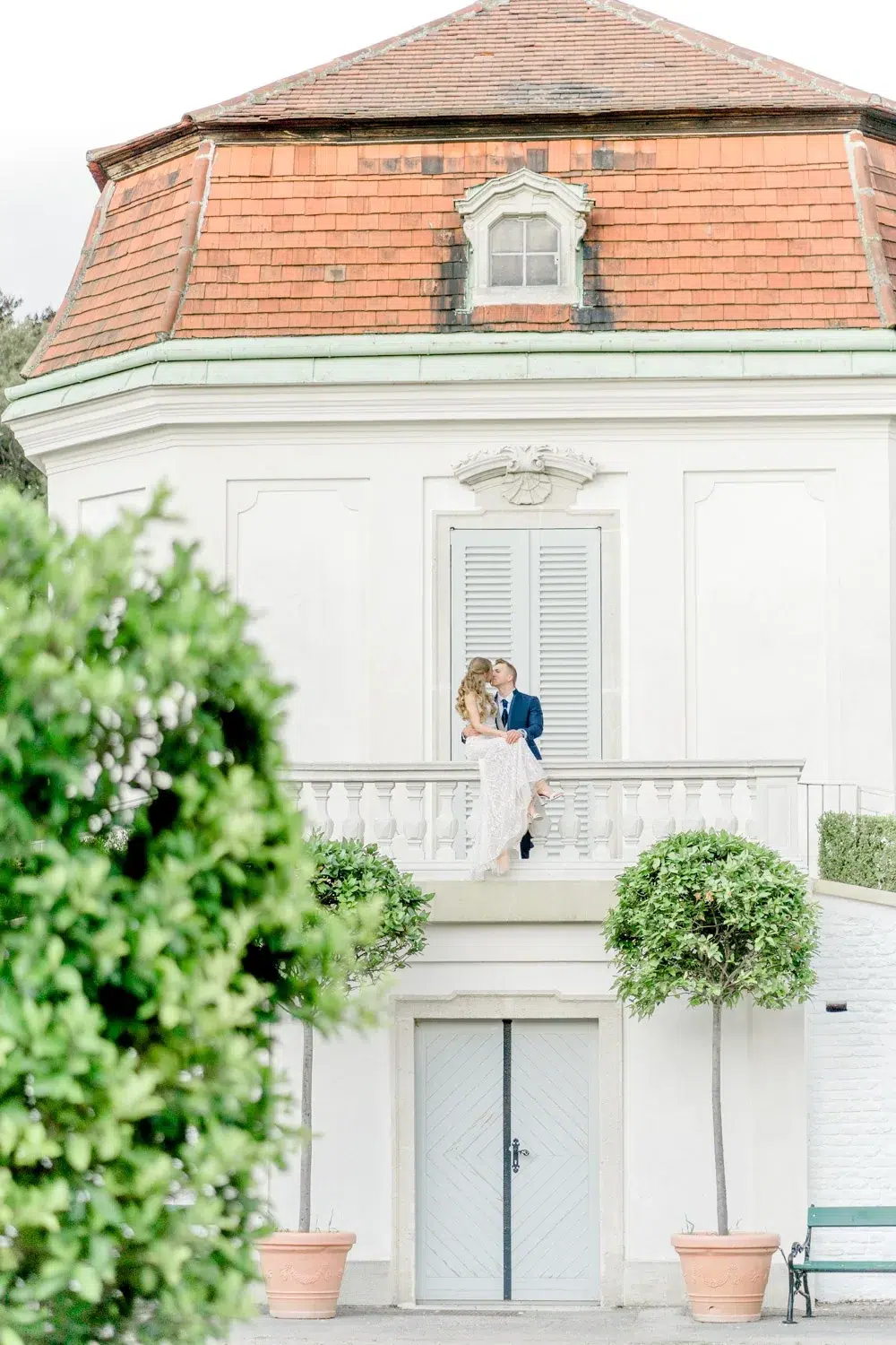 Hochzeitsfotograf Wien: Ein Brautpaar auf einem Balkon beim Schloss Belvedere.