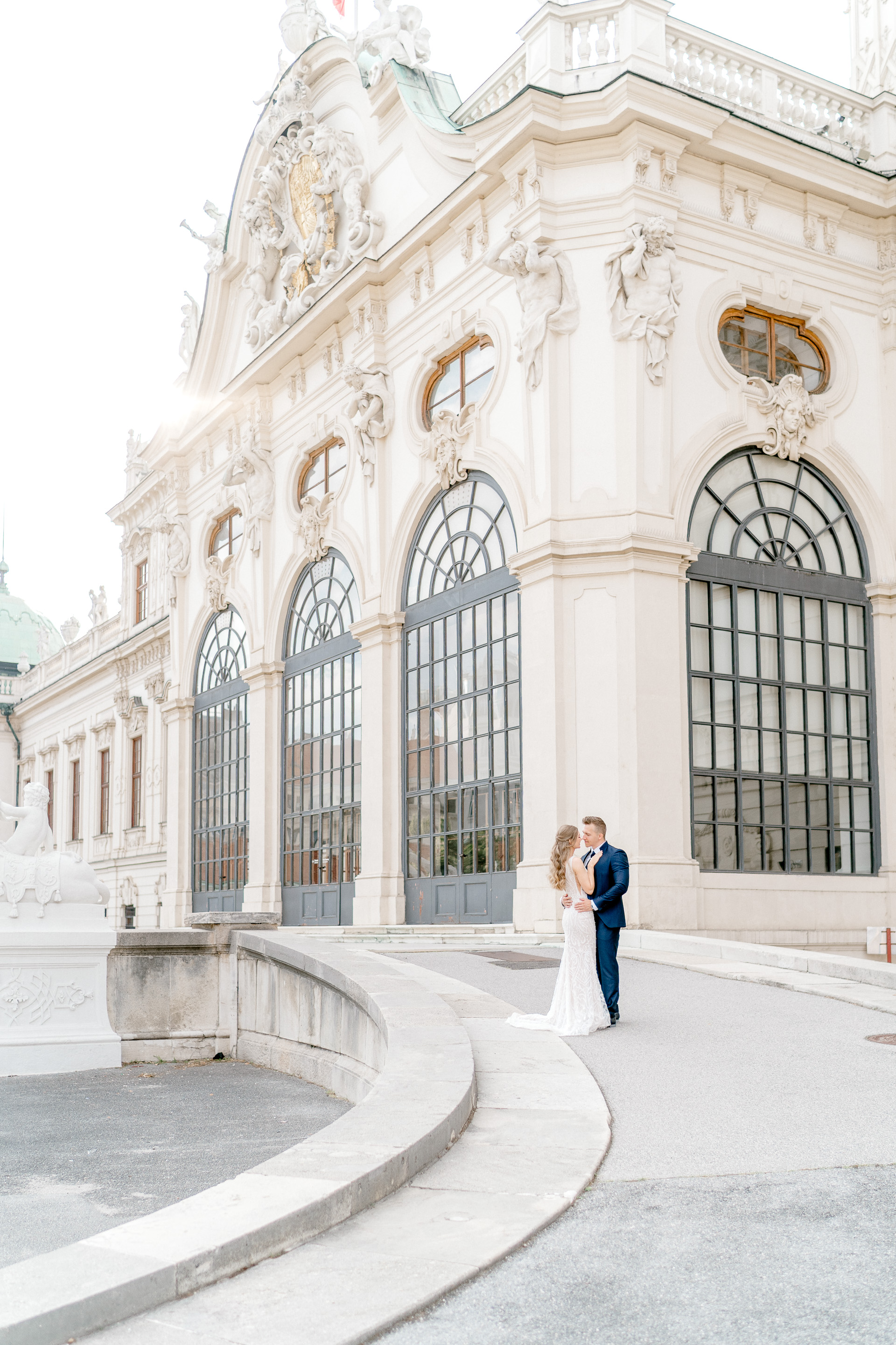 Hochzeitsfotograf Wien: Brautpaar beim Shooting vor dem Schloss Belvedere.