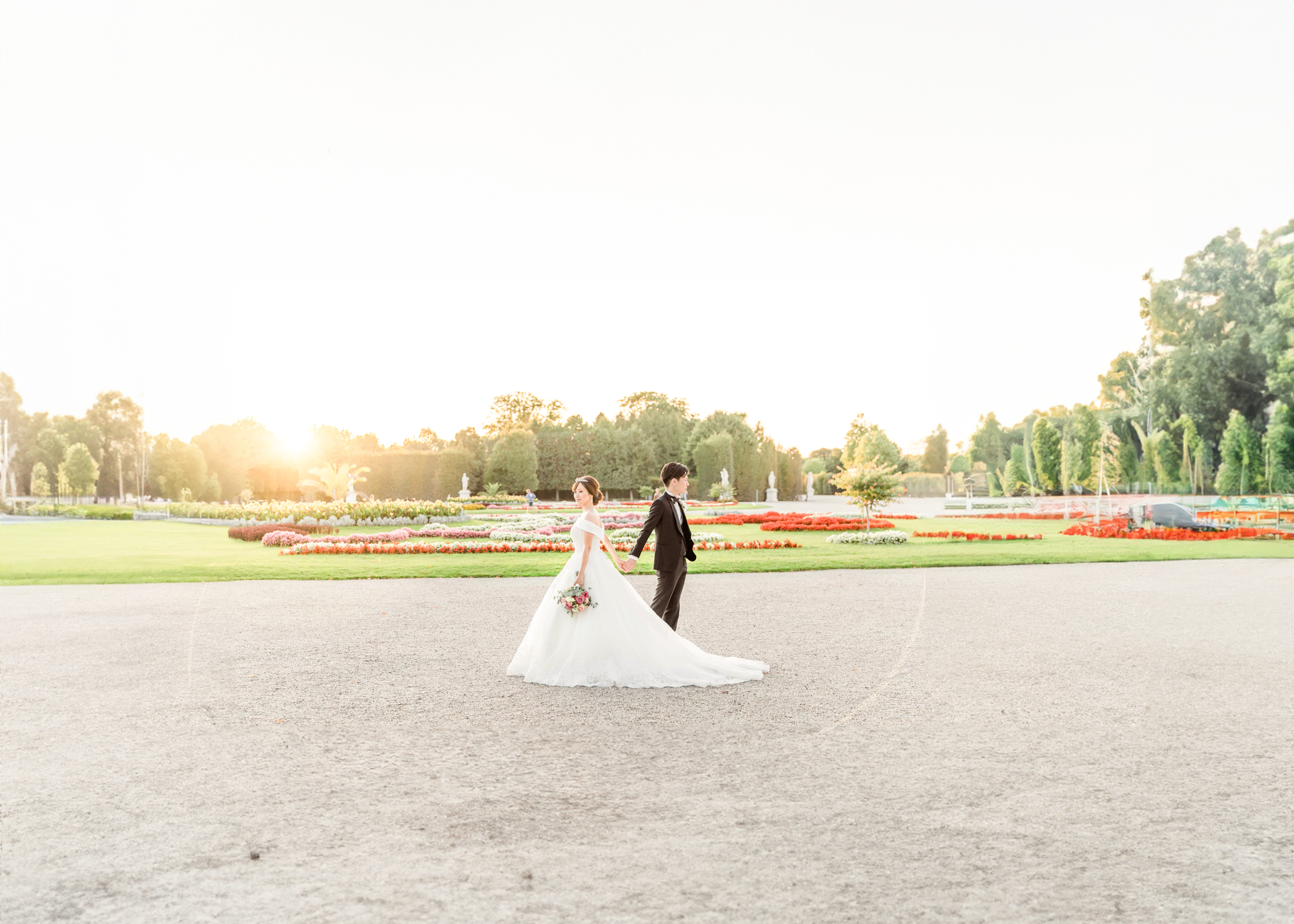Hochzeitsfotograf Wien: Ein Brautpaar in weichem Abendlicht im Schlosspark von Schoenbrunn.